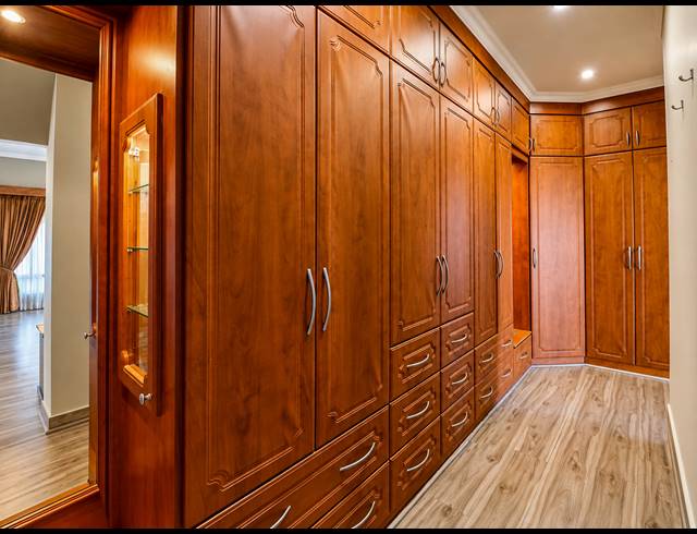 5 BEDROOM FREEHOLD FOR SALE IN MIDSTREAM ESTATE